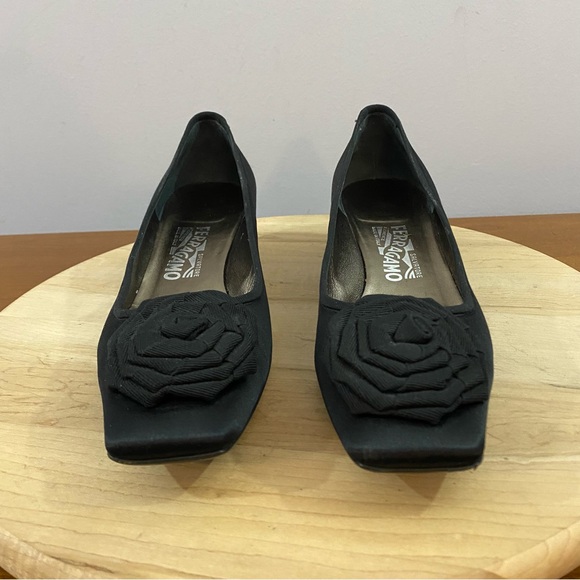 Salvatore Ferragamo Boutique Black Satin Leather Flower Pumps Heels Sz 9.5 B Y2K - Picture 7 of 13